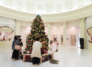 来場していた保護者もクリスマスツリーを微笑ましく眺めながら写真撮影を行っていた