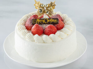 定番の「苺のショートケーキ」は、北海道産の生乳を丁寧に泡立てた、風味豊かな生クリームをたっぷり使用している（同ホテル提供）