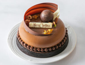 「タルト・オ・ノエルショコラ」では、オレンジ香るショコラ、キャラメルとバナナが奏でるタルトケーキ。“大人なクリスマスケーキ”として仕上げられている（同ホテル提供）