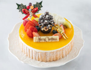 「シャルロット・オ・フリュイ」では、彩り豊かなマンゴーとパッションフルーツがレアチーズムースを飾る（同ホテル提供）