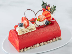 伝統のクリスマスケーキ「ブッシュ・ド・ノエル・オ・ルージュ」は、赤い果実とショコラブランムースの見た目も鮮やかなケーキとして誕生した（同ホテル提供）