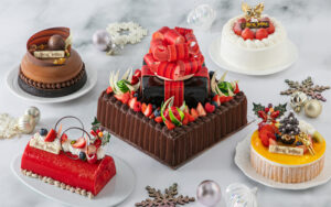 新横浜グレイスホテル「クリスマス・ケーキコレクション2025」では、限定10台の「ガトー・シュルプリーズ・オ・ショコラ」が登場、見た目も鮮やかな5種類の予約を先着順で受け付けている（限定台数に達し次第終了予定）（同ホテル提供）