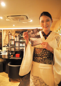 ライブの予約はSMS(090-3522-3750)で受付中。「ご予約はお早めに」と呼び掛けている