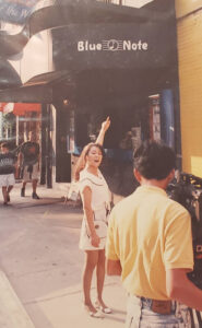 とがわちずこさんは大野俊三さんと1988年の夏にニューヨークで知り合ったとのこと。1991年にはテレビ東京で放映されていた旅番組『世界のリゾート』で、レポーターとして再びニューヨークを訪れ、取材を行いエンディングソング「オータムインニューヨーク」を披露した(外川千津子さん提供)