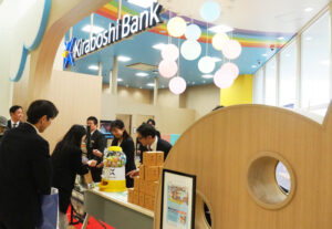 オープンから4日間は「来店プレゼント」も実施、店舗が大いに賑わった