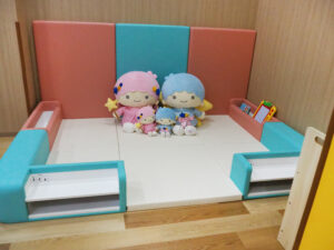 キッズスペースでは「リトルツインスターズのキキとララ」の人形も Ⓒ25 SANRIO CO., LTD. APPR. NO. L660294<