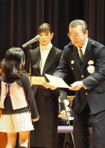 ポスターコンクール入賞者の表彰や展示も行われている（2024年開催時）