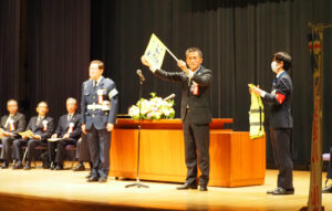 「港北交通安全協会」から交通安全のために使用する横断旗や黄色いベストの寄贈も