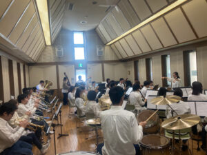 「ウインターコンサート」に向けての練習の様子。現在団員は50人を超える規模となった（はなみずきウインドオーケストラ提供）