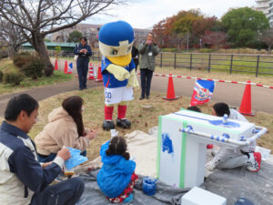 「マリノスケ」も子どもたちの作業の激励にと来園
