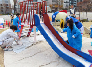 滑り台の“ペンキ塗り”を手伝うシーンも