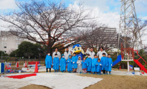 マリノスケや塗装を担当したヨコソーのメンバーも加わり記念撮影を行った