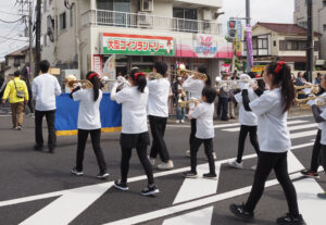 「地域イベント参加」を大きな目標とし部員の募集を行っている（2023年4月、「小机城址まつり」でのパレード時）