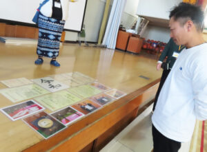 茂住菁邨さんは岐阜県立斐太（ひだ）高校から大東文化大学経済学部に進学、卒業後、総理府（現内閣府）に入府。在職時に内閣総理大臣や国務大臣、国民栄誉賞などの盾の題字や賞状の揮毫（きごう）を行うなど「日本の歴史を刻む」活躍を遂げてきた