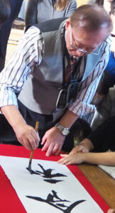 新元号「令和」を揮毫（きごう）したことで知られる書道家の茂住菁邨（もずみせいそん）さん（本名：茂住修身＝おさみさん）を招いた書道の授業が行われ、早速「令和」の楷書（かいしょ）、行書を披露した（12月9日）