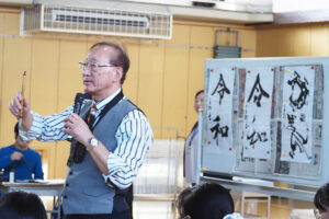 大学時代は370人が所属する書道部での部長を務めた経験を持つ茂住さん。その経験は内閣府での賞状などを書く仕事にもつながり、「好きなことを続けていけばいいことがある」と子どもたちを激励。「筆は立てて」とのアドバイスも行っていた