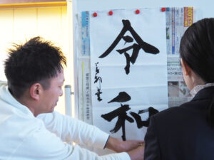 師岡小学校PTAの協力により、前年度（2024年度）に続き二年目の茂住さんの来校が実現、当日の運営も役員やボランティアが手伝い授業を行っていた