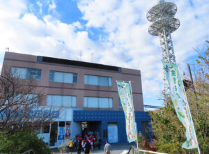 きのう(2025年)12月18日に都田西小学校(都筑区池辺町)の児童が来館、「鶴見川流域センター」の累計の来館者数は50万人を突破した