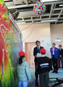 大野センター長から「来場者50万人認定証」が児童に手渡された