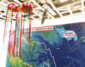 美しい「くす玉」が鶴見川流域を描いたパネルに映えるかの如くに花開いていた