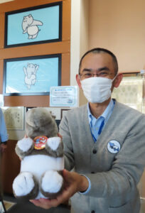 鶴見川流域の形から生まれたキャラクター「バクちゃん」のぬいぐるみをクラスに、一人ひとりの児童には来館記念の手作り「特製バッジ」をプレゼント