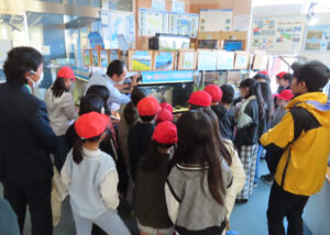 約60種類が展示されている「ミニ水族館」の見学も行われた