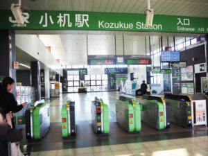 「ミニコンサート」は通常の利用客が行き交う場所で行われるため、通行人への配慮、また改札内での実施となるため、他駅への運賃や入場券を購入（150円）しての入場が必要となる（12月18日）