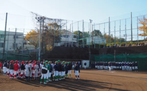 港北区少年野球連盟50周年を記念し初めて慶應義塾日吉台球場で開催された「少年野球教室」の開会式。金子会長が「何か1つでも持ち帰れるように」とあいさつを行った（12月7日）