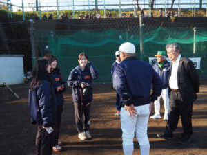 無事に開会式を終え、企画の実現に尽力した準硬式野球部主務の小川未沙さん（最左）らも笑顔に。麻布大学監督の塩谷さん（最右）も激励に訪れていた