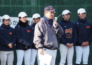 今回の記念事業の企画を担当した新吉田スターズ監督の佐々木さん。開会式では司会進行も