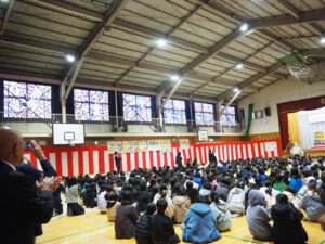 体育館の窓をフル活用した「体育館ステンドグラス」風装飾がサプライズ登場、そのスケールと美しさに一同が大きな歓声と感動に包まれていた