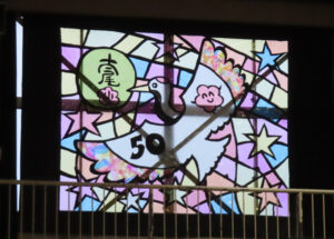 笑顔の梅の花が羽根に描かれた「フラッピー」が大空を舞う姿の巨大ステンドグラス装飾披露の感動を分かち合いました