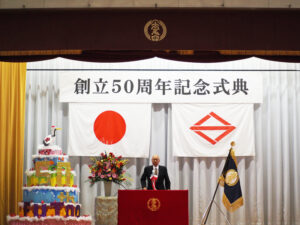 午後に行われた【第2部】は大人を対象とした記念式典として開催、実行委員会の竹﨑会長がまずはあいさつを行った