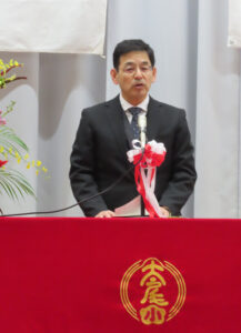 横浜市教育委員会（北部）の込江学校教育支援課長は学校運営協議会、地域防災拠点、ふるさとまつりなどの活動が地域のつながりを深めていることを評価しました。また、今年度は児童が中心となって50周年を記念するマスコットキャラクター「フラッピー」が誕生したことなど、子どもたちの主体的な活動についても称えていた