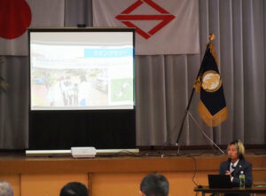 「50周年記念事業紹介」では、前PTA会長の波多野実行委員長が登壇。11月18日に児童が企画した記念事業としての「全校スタンプラリー」が開催されたことにも触れ、「大人たちは手伝うスタンス」と、子どもたちが自分たちのアイデアを地域に出て形にできたことを称えていた