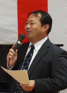 元PTA会長で顧問を務める中川譲さんが笑顔でナビゲートしていました