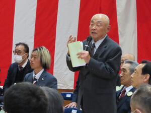 第2代PTA会長で現在は太尾第二高砂会会長を務める簗瀬義郎さん（実行委員会顧問、太尾地区連合町会・太尾親和町会顧問＝元・前会長）が開校してから5年後の1981年2月に校歌を制定したエピソードを披露してい