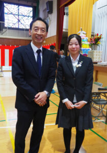 ディスカッションを終えてほっとした表情を浮かべる塩田さん。在学している大綱中学校の後藤秀吉校長と