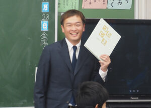 今回は綱島小学校出身の元プロフットサル選手の久光邦明さんが「夢先生」として登壇。卒業アルバムを片手に地域で“夢を追いかけた”日々についても語っていた