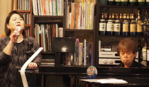 ジャズシンガーのとがわちずこさんが映画音楽シリーズやジャズのスタンダードナンバーを熱傷。京都を拠点に活動するジャズピアニストの野力奏一さんと（リハーサル時）