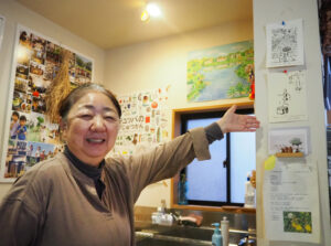 彫刻家の吉川陽一郎さんを招いての「『公園の人』を作ろう」ワークショップのアピールを行う鈴木智香子さん（2025年12月、街カフェ大倉山ミエル）