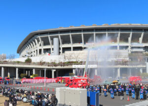今年(2026年)も新年を祝うかの美しい虹が現れた「一斉放水」の様子(1月10日、新横浜公園)