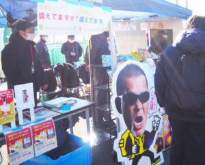 プロレスラーの蝶野(ちょうの)正洋さんをアンバサターに起用した「イオンの防災“いざ活”」と名付けた防災活動を呼び掛けた