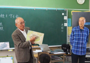 「篠原城」についての授業を行った神谷（こうや）さん（左）と臼井さん（2025b年11月）