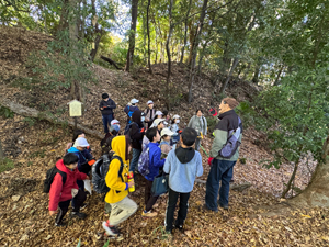 普段は入ることができない「篠原城址」に子どもたちを特別招待（2025年12月、篠原城と緑を守る会提供）