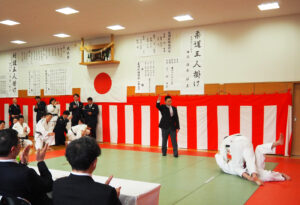 迫力ある武道の対戦が眼前に展開される