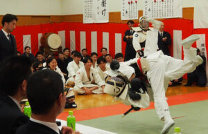 昨年（2025年）6月の県警「逮捕術大会」で準優勝した技も披露