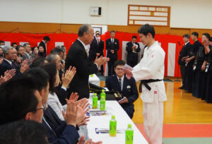 活躍した演武者に対しての記念品が授与された