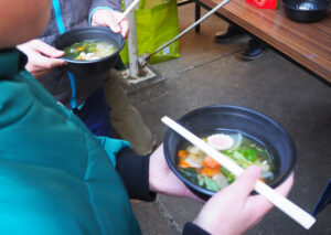 あたたかな出来立てお餅入りの「とん汁」に子どもたちも舌鼓。地域の人々に囲まれての時間を共に過ごしていた