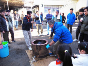 “地域ぐるみ”での「お餅つき」、また子どもたちの「餅つき体験」も行われた